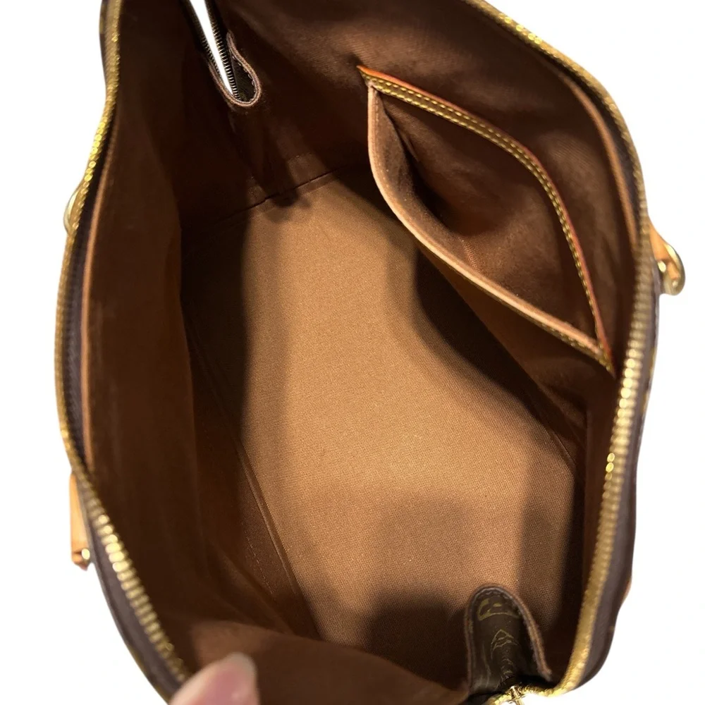 Authentic LOUIS VUITTON Alma PM
$1100 - Picture 5 of 15